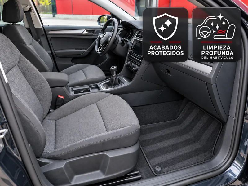 Interior de un coche limpio con los rótulos «Acabados protegidos» y «Limpieza profunda del habitáculo»