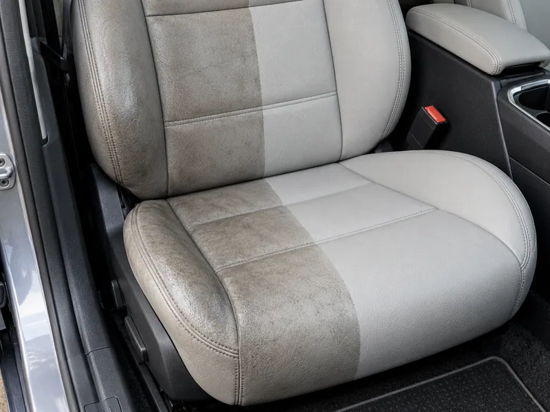 Tapicería: asiento de tela oscura recién limpiado, textura visible