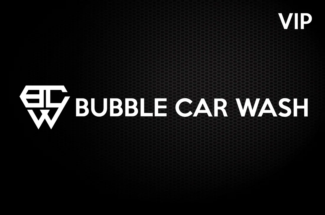 Frontal de la tarjeta VIP de Bubble Car Wash, negro con textura de panal, el logotipo y el distintivo VIP